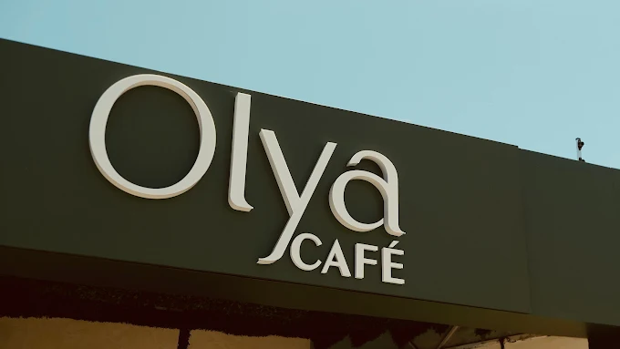 Logo Olya Café na fachada