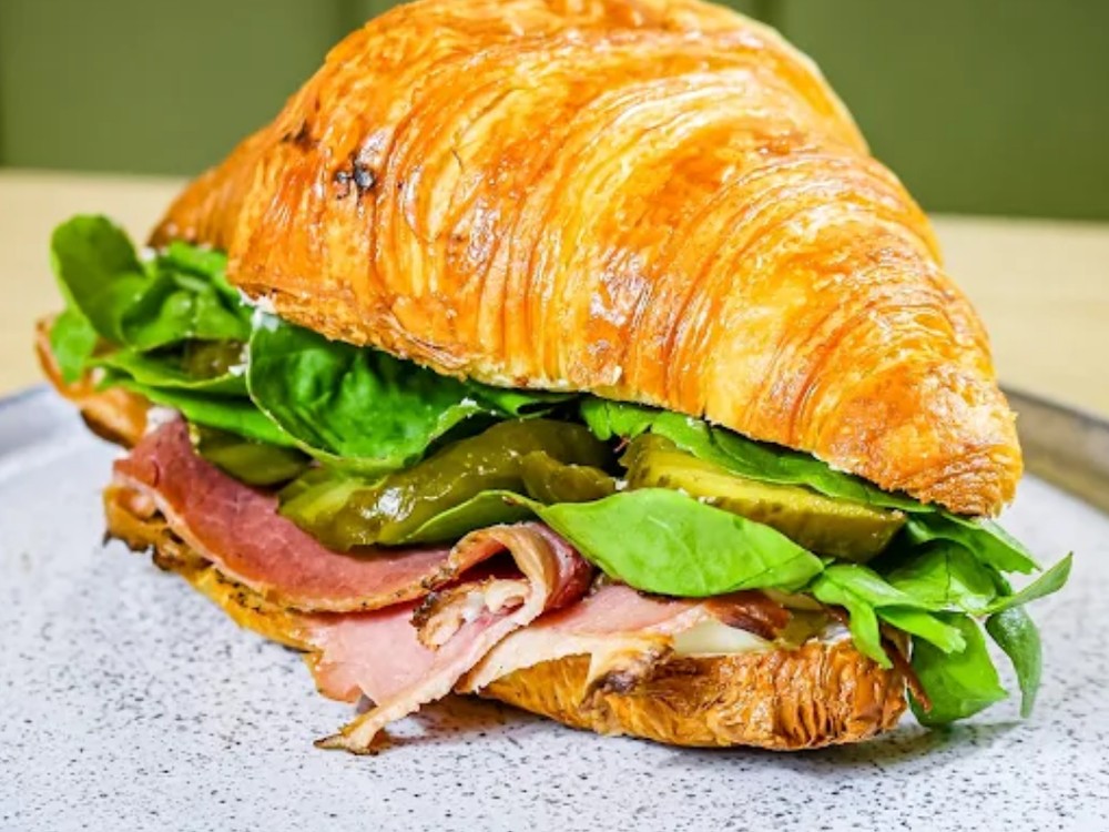 Croissant artesanal da Olya Café